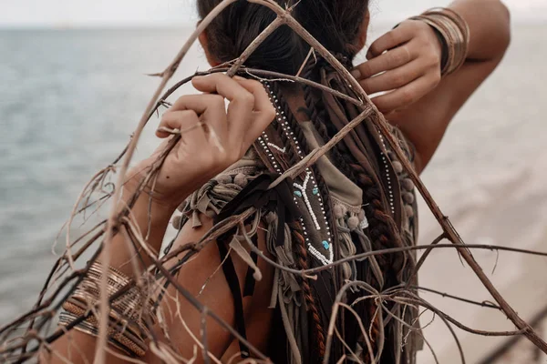 Modelo de moda jovem bonita em biquíni com óculos de sol — Fotografia de Stock