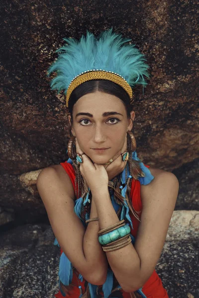 Belle jeune mannequin en bikini avec des lunettes de soleil — Photo