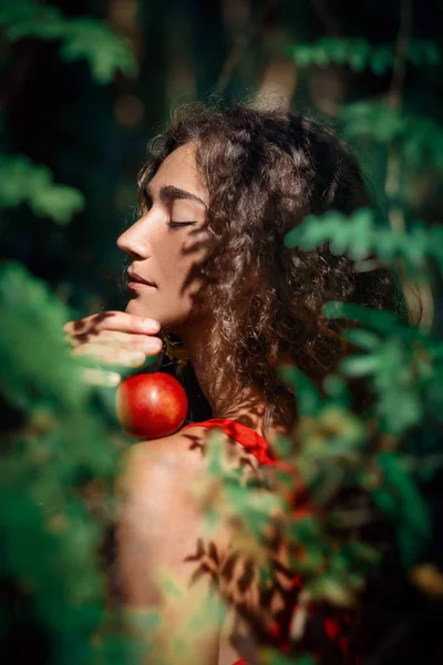 Belle jeune mannequin en bikini avec des lunettes de soleil — Photo