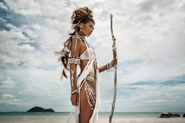 Belle Femme Boho Sauvage Dans Style Amérindien Des Vêtements Blancs — Photo