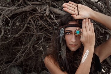 Boho kadın portre kökleri arka plan ile yakından