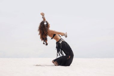 Açık havada kabile dansçısı pozu.