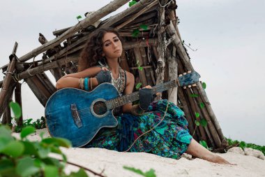 Atrractive genç hippi kadın açık havada gitar ile