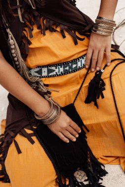 Bohem tarzı kadının kırpılmış görüntüsü ayrıntılar