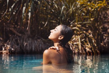 güzel genç manken bikini ile güneş gözlüğü 