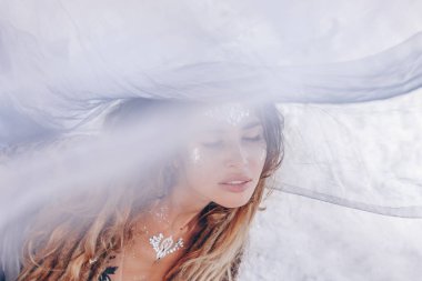 Gün batımında sahilde tacını giymiş kraliçe.