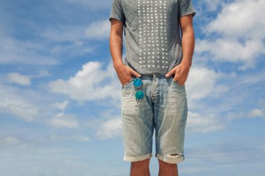 Kot şortlu genç adama yakın durun..