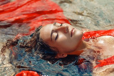 güzel genç manken bikini ile güneş gözlüğü 