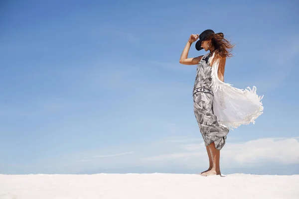 Ung Bohemisk Flicka Hatt Poserar Naturen Till Kamera Mode Skott — Stockfoto