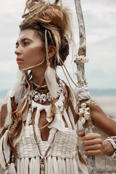 Ελκυστική Άγρια Boho Γυναίκα Στην Ιθαγενή Αμερικανικό Στυλ Και Λευκά — Φωτογραφία Αρχείου