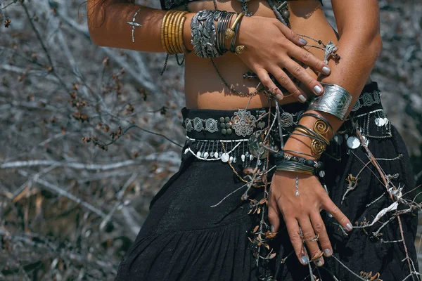 Abgeschnittenes Bild Eines Mädchen Stammesstil Das Vor Der Kamera Posiert — Stockfoto