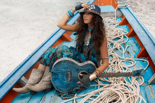 Attraente Giovane Donna Hippie Con Chitarra Barca — Foto Stock