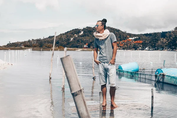 Yakışıklı genç adam açık havada kot şortlu