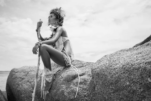 Ελκυστική Άγρια Boho Γυναίκα Στην Ιθαγενή Αμερικανικό Στυλ Και Λευκά — Φωτογραφία Αρχείου