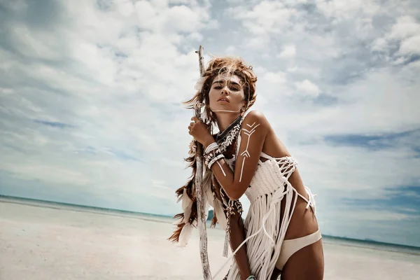 Attraktive Wilde Boho Frau Indianischem Stil Und Weißen Kleidern Posiert — Stockfoto