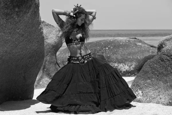 Malowniczy Moda Strzał Plemienna Kobieta Tancerka Pozowanie Zewnątrz — Zdjęcie stockowe