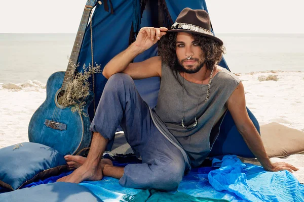 Atraente Jovem Boho Homem Com Guitarra Sentado Travesseiros Tepe — Fotografia de Stock