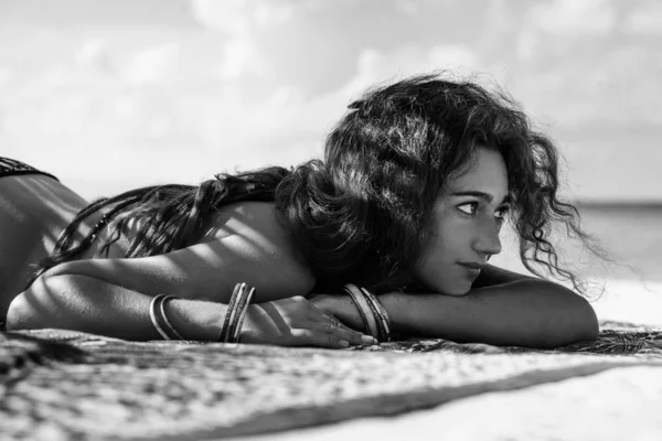 Κομψή Όμορφη Γυναίκα Boho Χαλαρώνοντας Στην Παραλία — Φωτογραφία Αρχείου