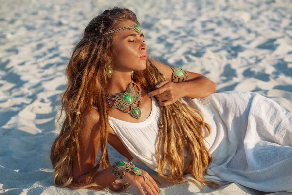 Приваблива Жінка Богемному Стилі Позує Пляжному Піску — стокове фото
