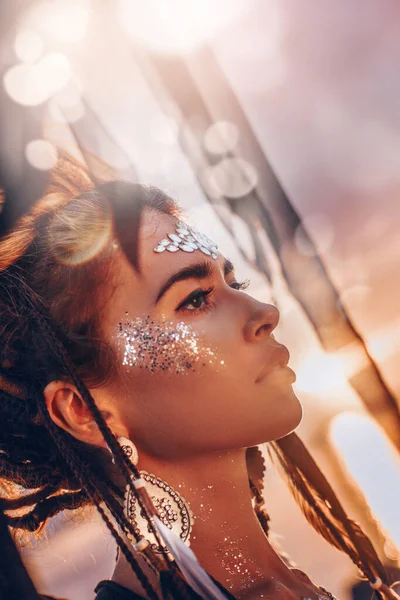 Bela Majestosa Mulher Estilo Boêmio Posando Praia Pôr Sol — Fotografia de Stock