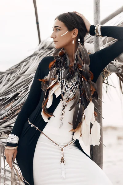 Όμορφη νεαρή μόδας μοντέλο στο μπικίνι με γυαλιά ηλίου — Φωτογραφία Αρχείου