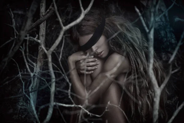 年轻美丽的蒙住眼睛的女人在黑暗恐怖的森林里 — 图库照片