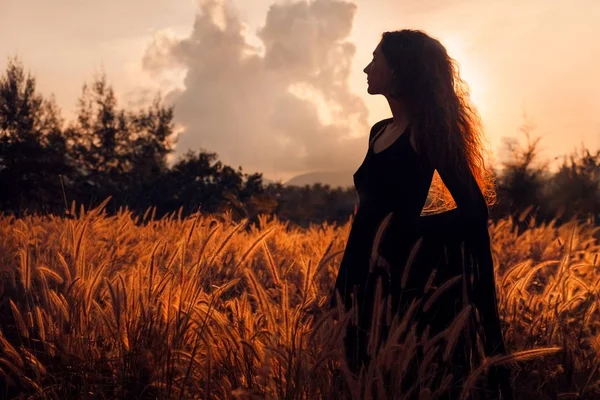 Modelo de moda jovem bonita em biquíni com óculos de sol — Fotografia de Stock