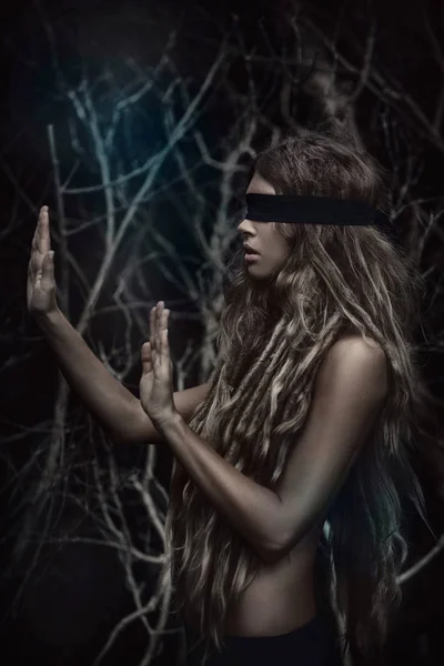Genç Güzel Gözleri Bağlı Bir Kadın Karanlık Ürkütücü Bir Ormanda — Stok fotoğraf