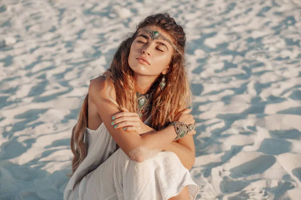 Ελκυστική Γυναίκα Μποέμ Στυλ Ποζάρουν Στην Άμμο Παραλία — Φωτογραφία Αρχείου