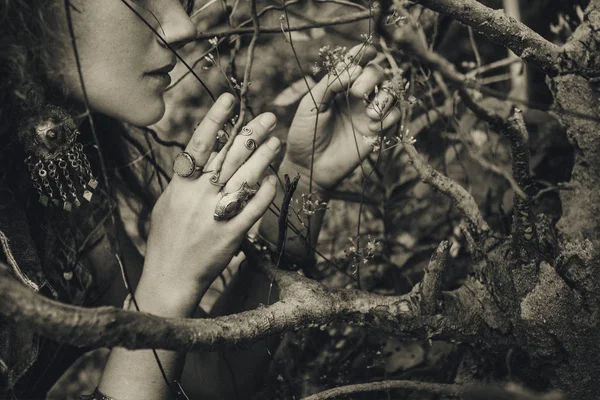 Bela Boho Mulher Estilo Posando Para Câmera — Fotografia de Stock