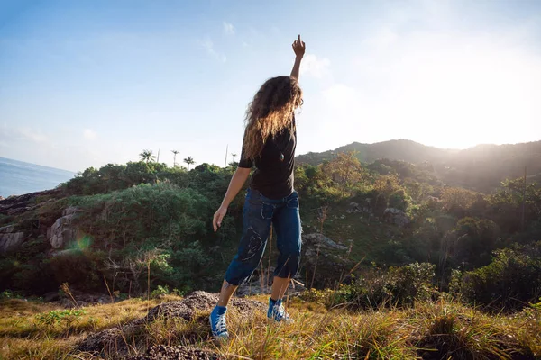 Mulher Bonita Jeans Posando Natureza — Fotografia de Stock