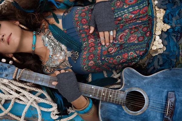 Mulher Hippie Jovem Atraente Com Guitarra Barco — Fotografia de Stock