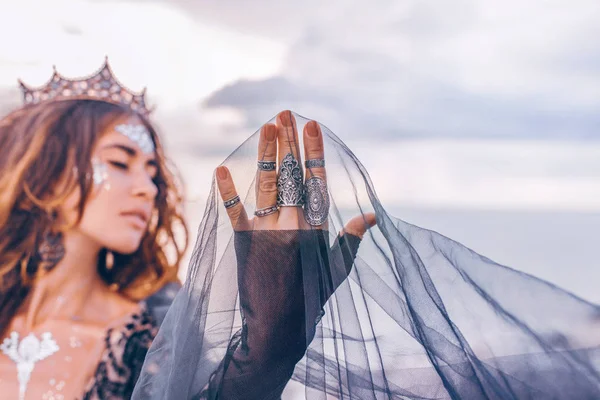 Reina Con Corona Aire Libre Playa Atardecer — Foto de Stock