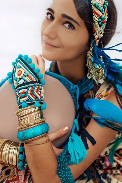 Aantrekkelijke Jonge Vrouw Etnische Sieraden Buiten — Stockfoto