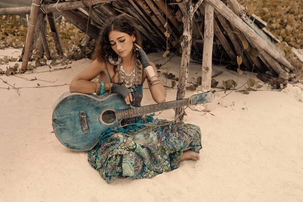 Atrativo Jovem Hippie Mulher Com Guitarra Livre — Fotografia de Stock