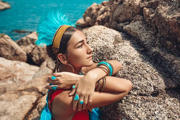 Belle jeune mannequin en bikini avec des lunettes de soleil — Photo