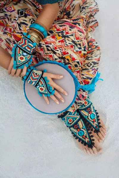 Zblízka Ženy Ruce Nohy Etnické Šperky Bubnem — Stock fotografie