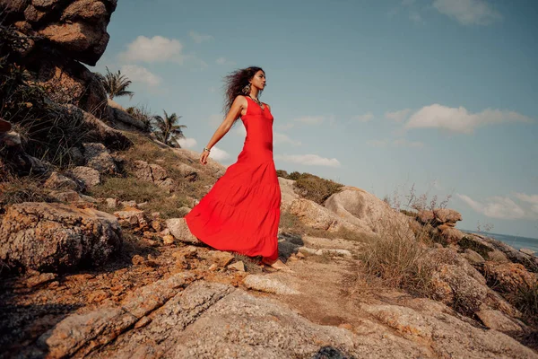 Hermosa Mujer Vestido Rojo Posando Naturaleza — Foto de Stock