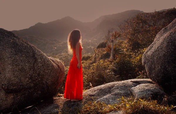 Doğaya Poz Veren Kırmızı Elbiseli Güzel Bir Kadın — Stok fotoğraf