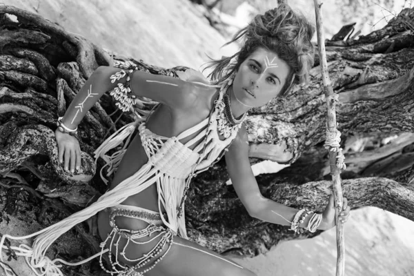 Amerikan Yerlisi Kumsalda Poz Veren Çekici Vahşi Bir Kadın — Stok fotoğraf