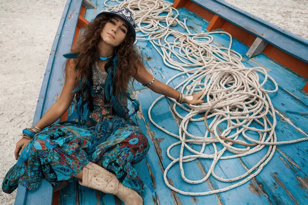 Mulher Hippie Jovem Atraente Com Guitarra Barco — Fotografia de Stock