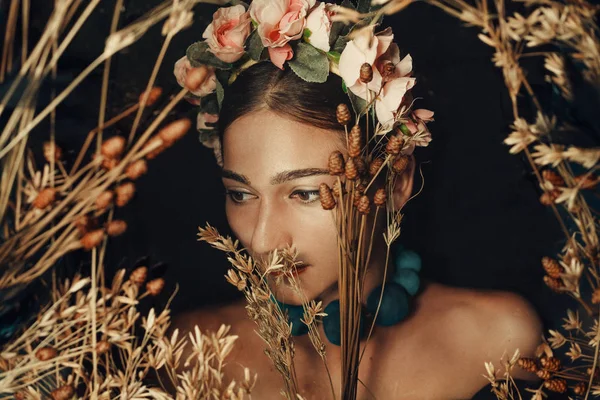 Modelo de moda jovem bonita em biquíni com óculos de sol — Fotografia de Stock