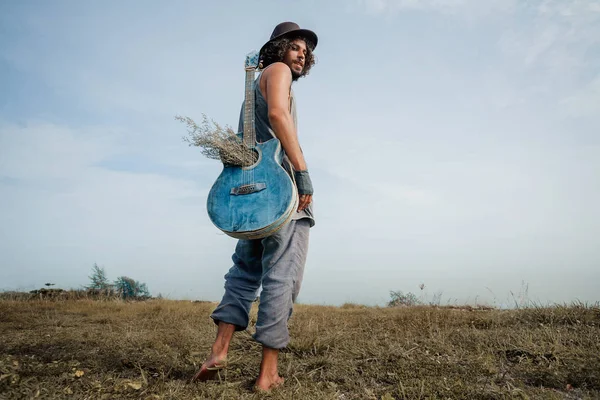 Attraktiv Ung Boho Man Med Gitarr Utomhus — Stockfoto