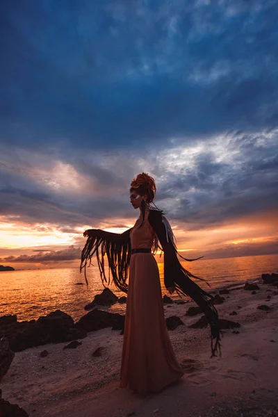 Gün Batımında Sahilde Poz Veren Görkemli Bohem Kadın — Stok fotoğraf