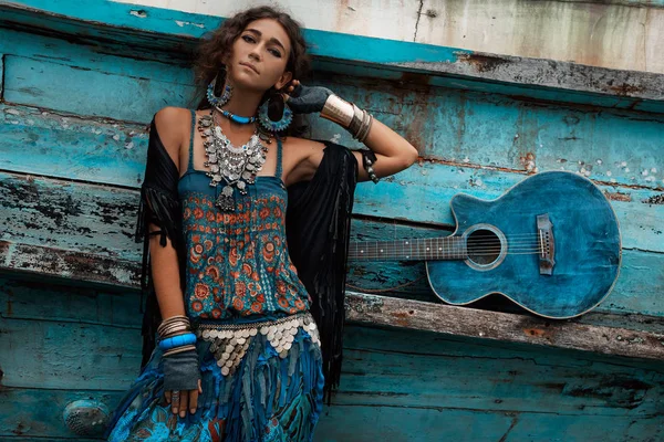 Atractiva Joven Hippie Mujer Con Guitarra Barco — Foto de Stock