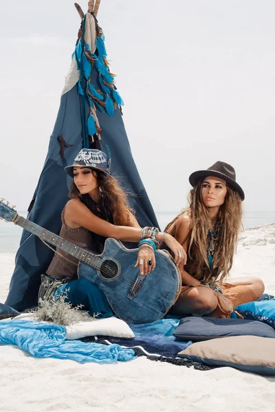 Dos Hermosas Chicas Gitanas Con Guitarra Sentadas Almohadas Tipi — Foto de Stock