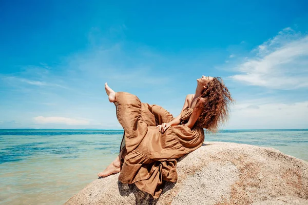 Vacker ung fotomodell i bikini med solglasögon — Stockfoto