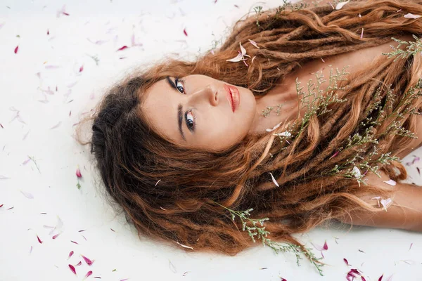 Belle Femme Nue Couchée Dans Les Fleurs — Photo