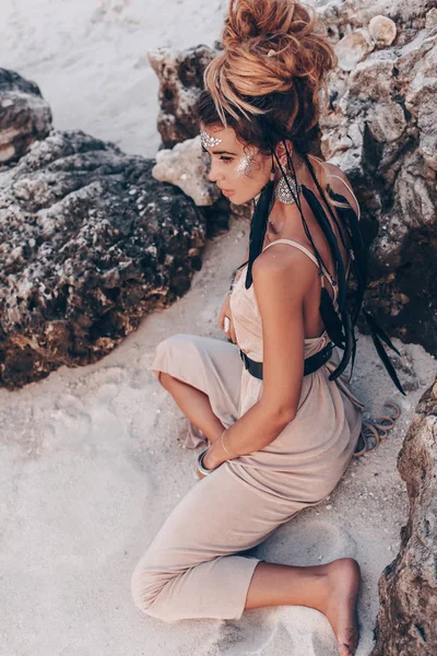 Hermosa Mujer Majestuosa Estilo Bohemio Posando Playa Atardecer — Foto de Stock