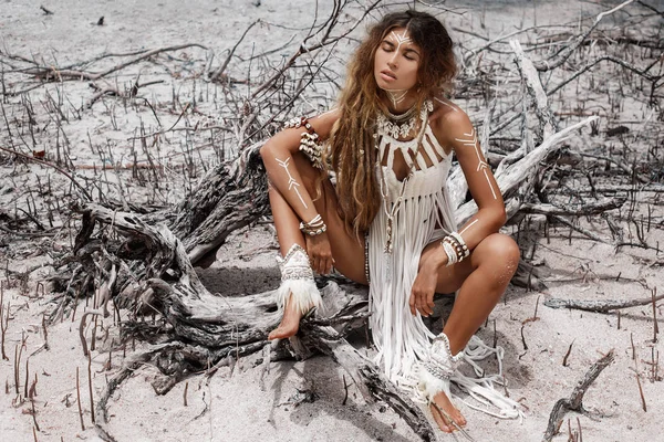 Attractive Wild Boho Woman Native American Style White Clothes Posing — Stock Photo, Image
